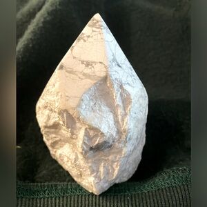 Free-standing Howlite mineral - 4”